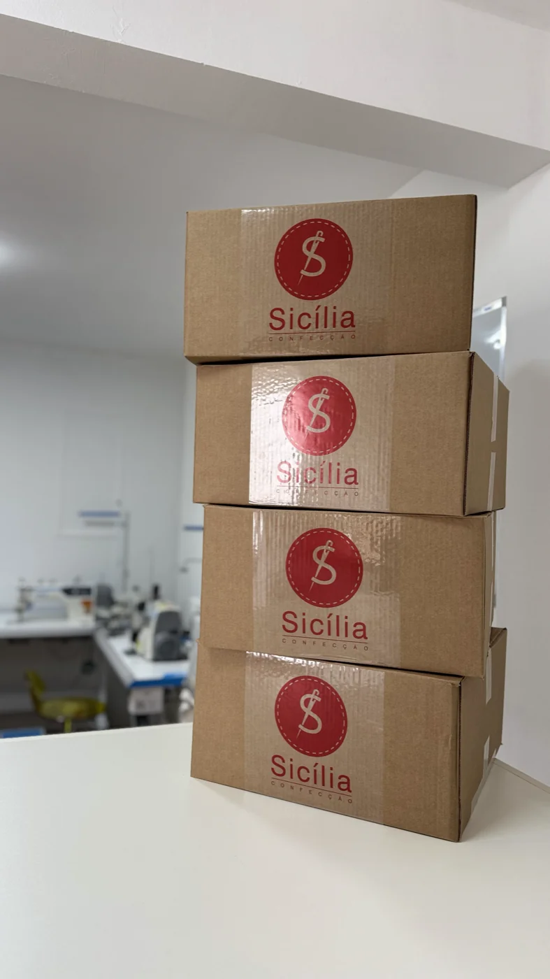Caixas Sicília empilhadas prontas para envio